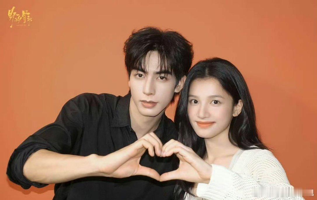 宋威龙、张婧仪《野狗骨头》过审下证了，一共32集，在暑假播出，就是说真的很期待了