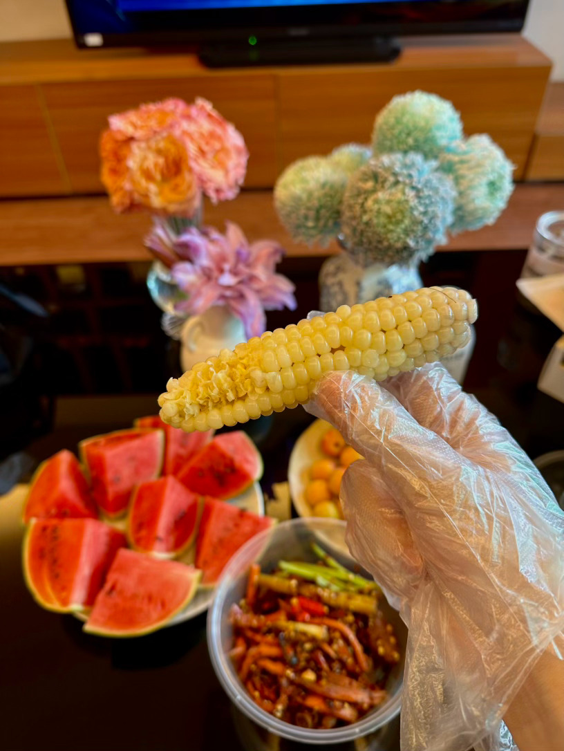 只想喝两杯手冲的 结果满载而归 干净又热闹的菜市场太好玩了 下次再来喝瑰夏～ 昆