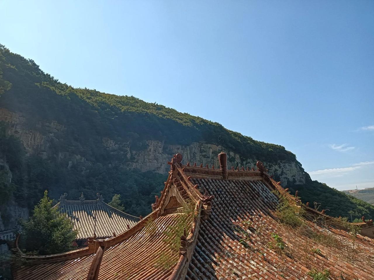 山中的一切都是美好的！石阶、古树、庙宇，都充满了灵性。一步一景，宛如画中游。
