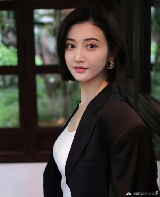 女演员景甜如今的遭遇，给所有女明星都提了个醒无论长得再漂亮，再聪明，也千万别低估