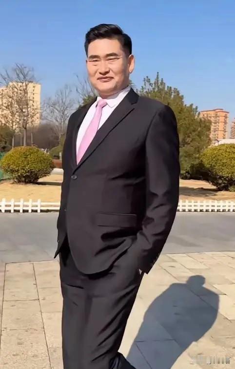 说朱之文神奇，真不是夸张。
你看他平时在家，挺着肚子，灰头土脸地干农活，那叫一个
