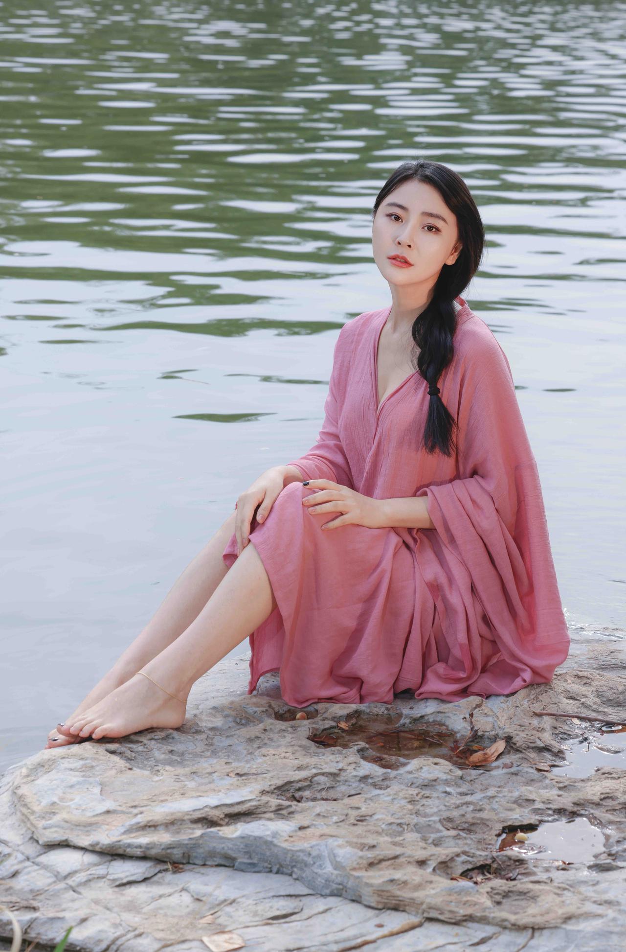 环球小姐冠军吴丹. 小河边写真