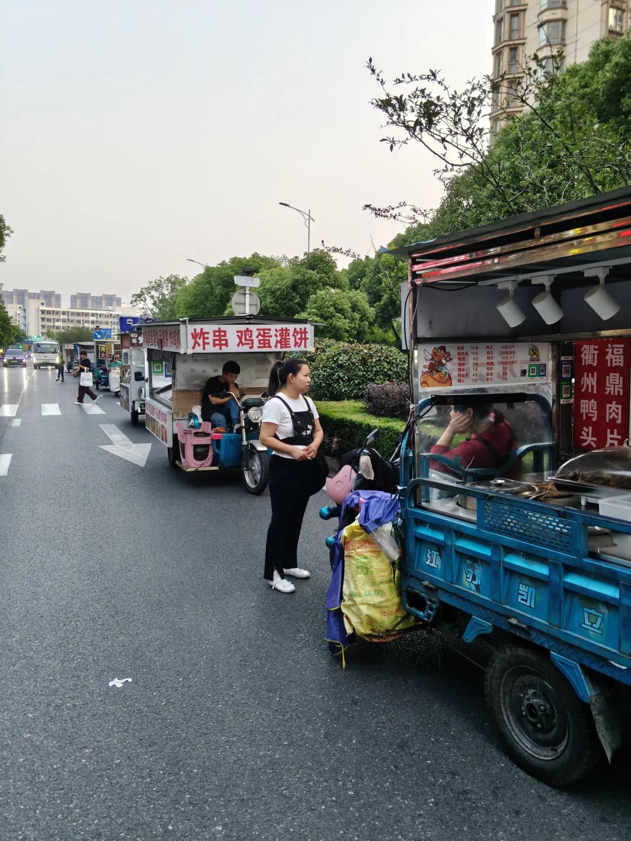 城管与摊贩的游击战
       现在是晚上18：45，小区门口南侧马路上，一整