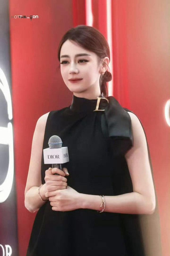 粉丝为拍迪丽热巴给商场玻璃做保洁亲亲我家可爱宝 生图绝了 