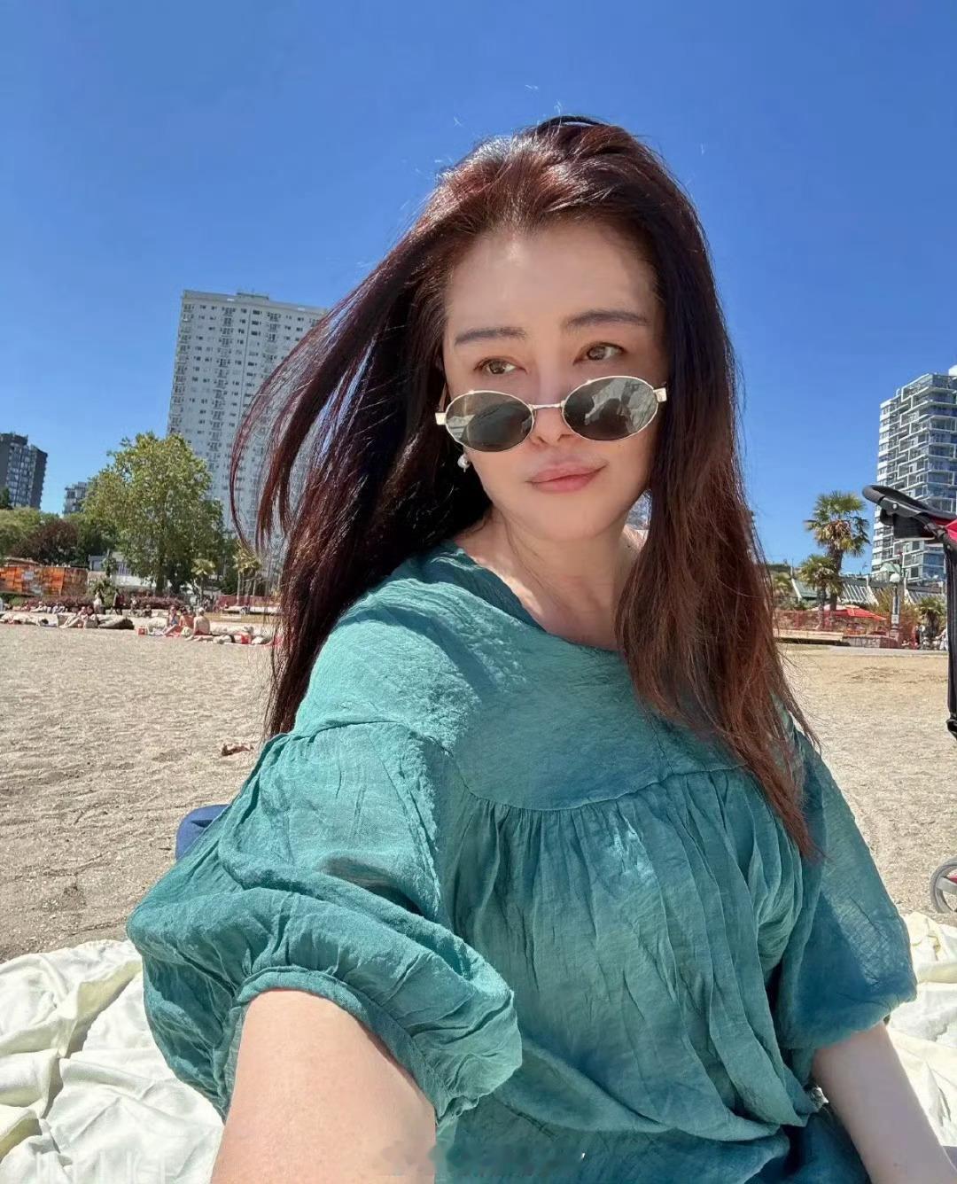 王祖贤自拍这个年纪这个状态已经很好了吧 只要是自己想要的生活就可以啦 感觉姐姐很