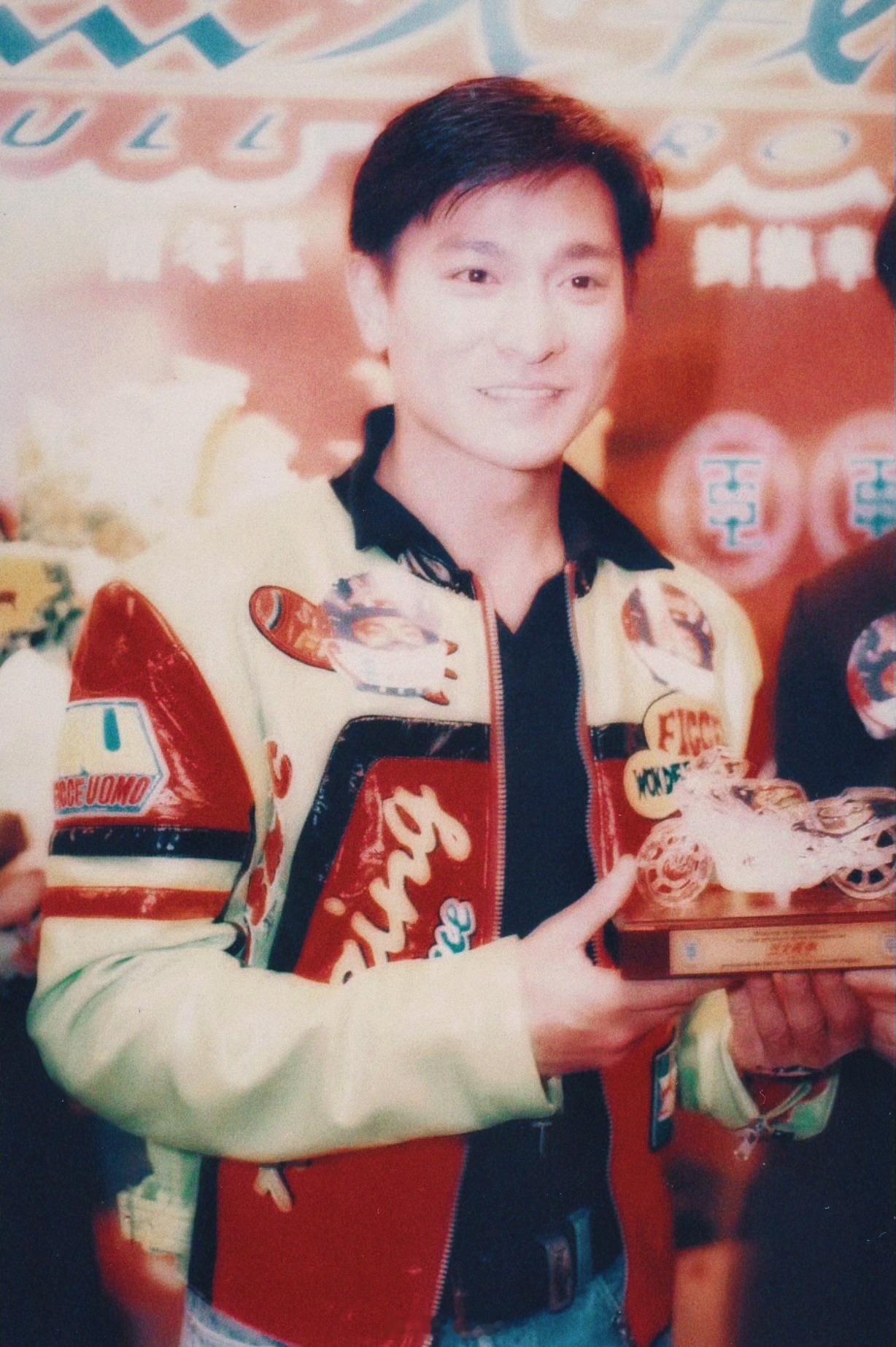 刘德华[超话]搭乘花絮去幕后 英姿飒然的风驰摩托车手🏍️——1995年，刘德华