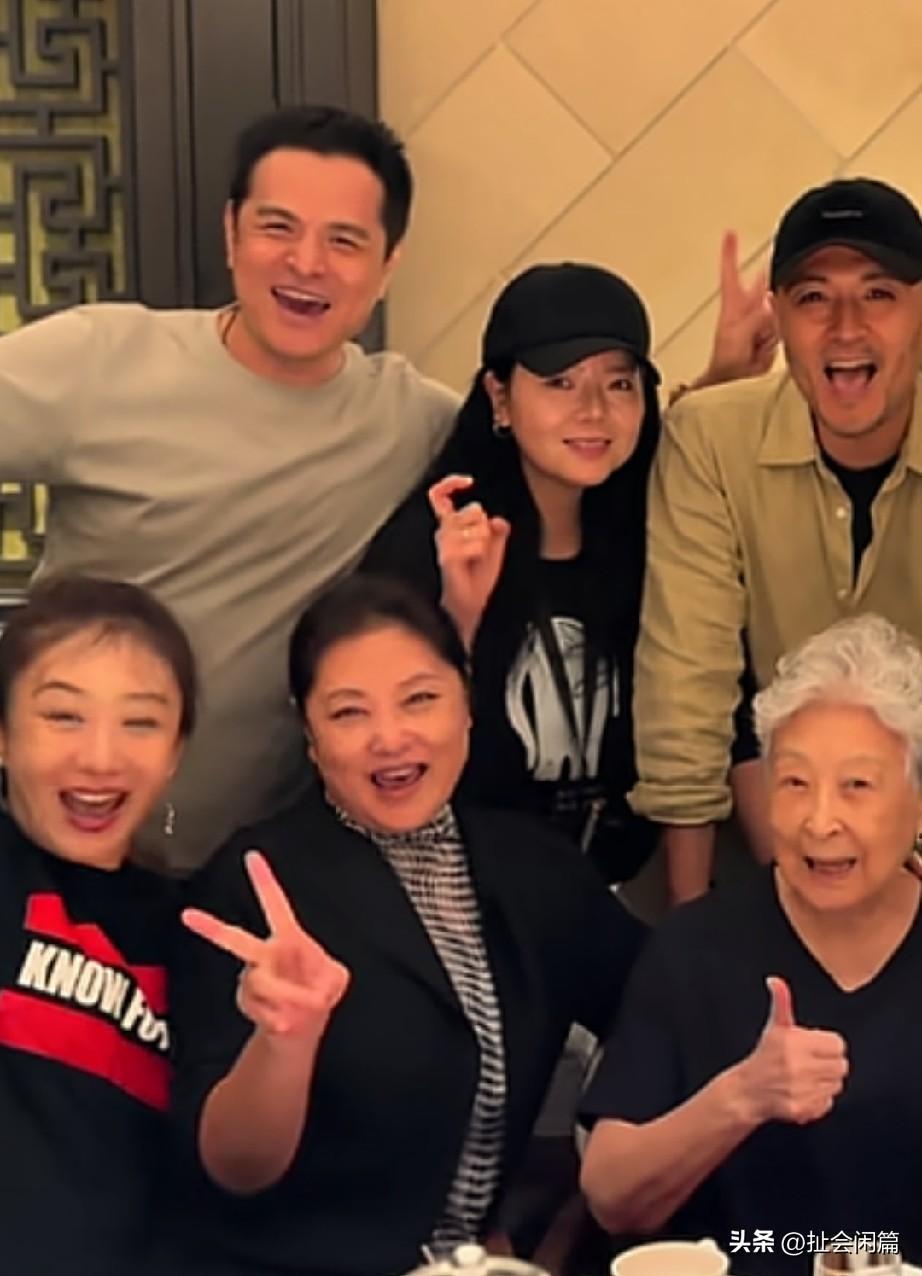 这是买红妹吗？
 
这组中戏99级表演大专班的聚会合照里，班主任是关瀛老师，陈数