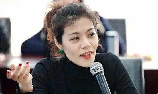 复旦教授陈果说："把钱看的高于一切的人，一定是个无情的人，为了钱可以牺牲一切的人
