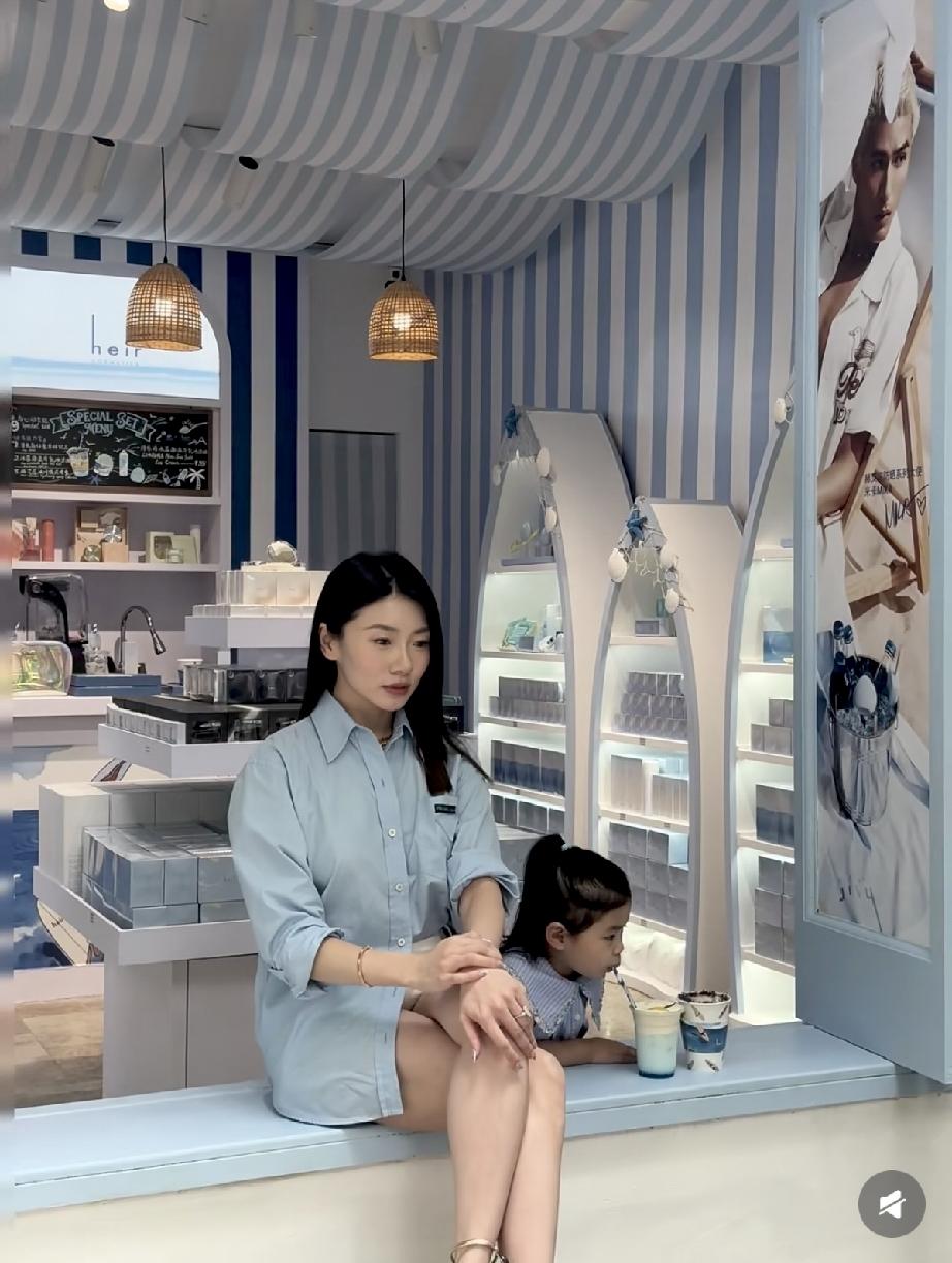 5月22日，程晓玥带女儿胖豆现身上海参加活动，她变得好苍老，据说她已经生完了二胎