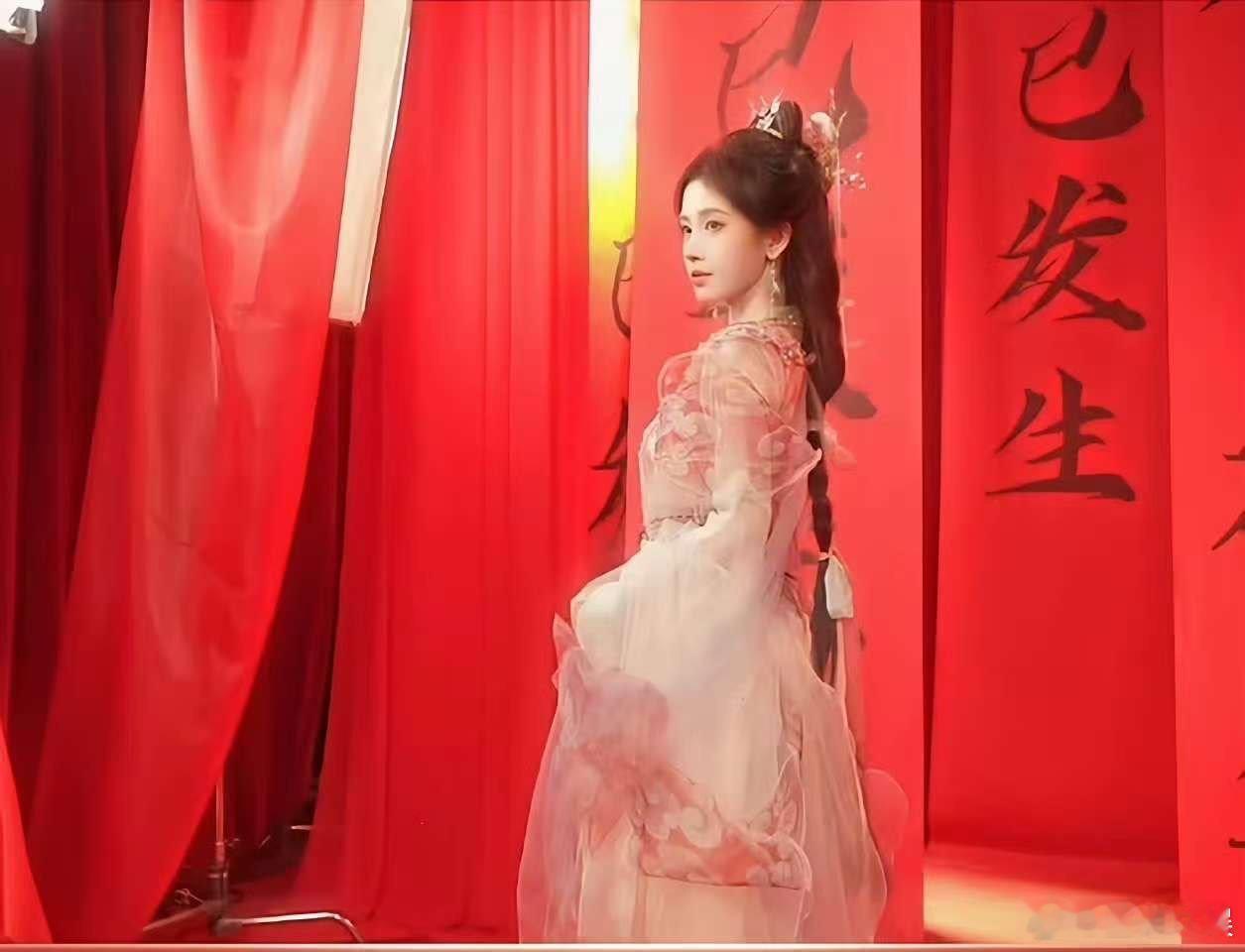 鞠婧祎明眸灵动大片 明眸倩影，古风悠扬，鞠婧祎将携绝美表演登陆江苏卫视春晚，仙子