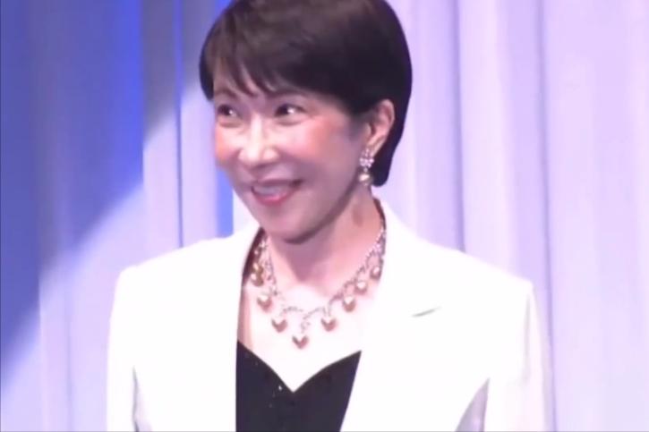 今天日本首相高市早苗戴一个大珠宝项链参加活动！

7月4日，刚结束印度之行回国的