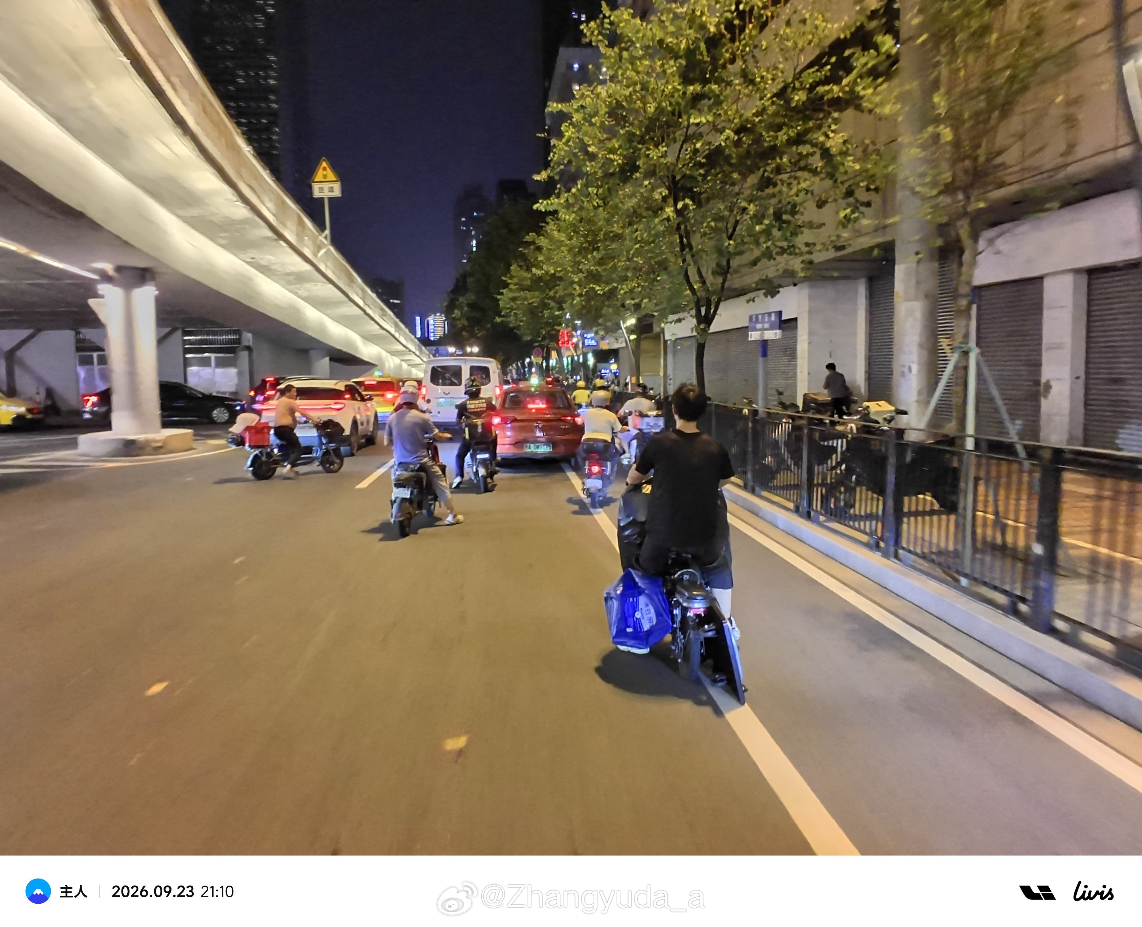 骑过一次广州市区内你会发现广州的交通情况比北京还差[允悲]到处都是乱停车 乱钻的