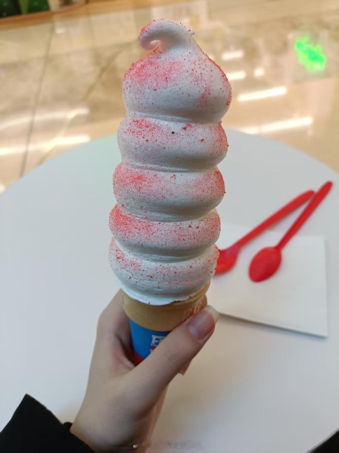 今天的快乐是冰激凌🍦给的[阴险] 