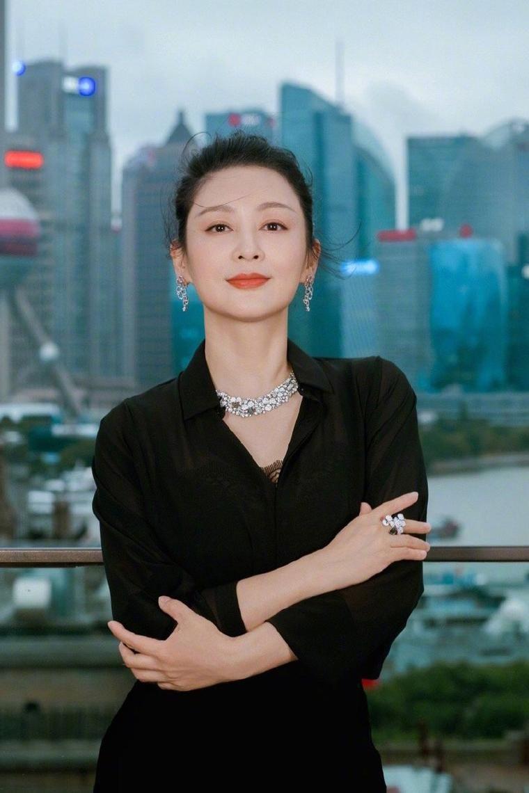 2011年，陈凯歌拍《搜索》时，陈红直接把杨幂踢出剧组，面对媒体的质疑，陈红一点