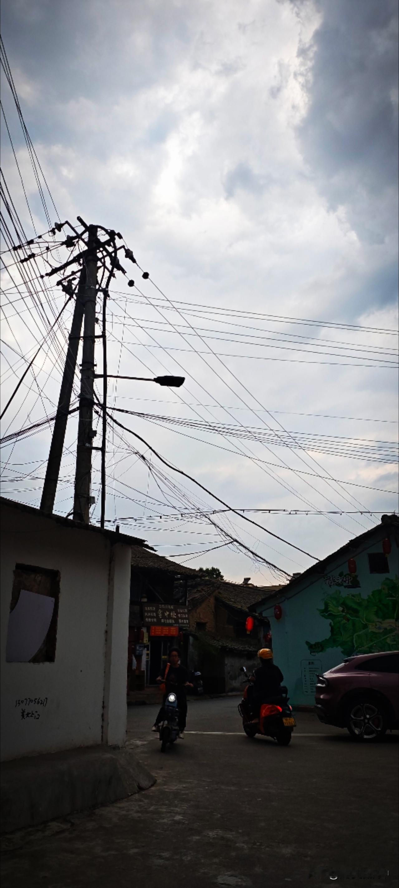 好久没来丁字街了，天上云层集聚变幻着，老街上，电动车替代了自行车，传统的文化语境