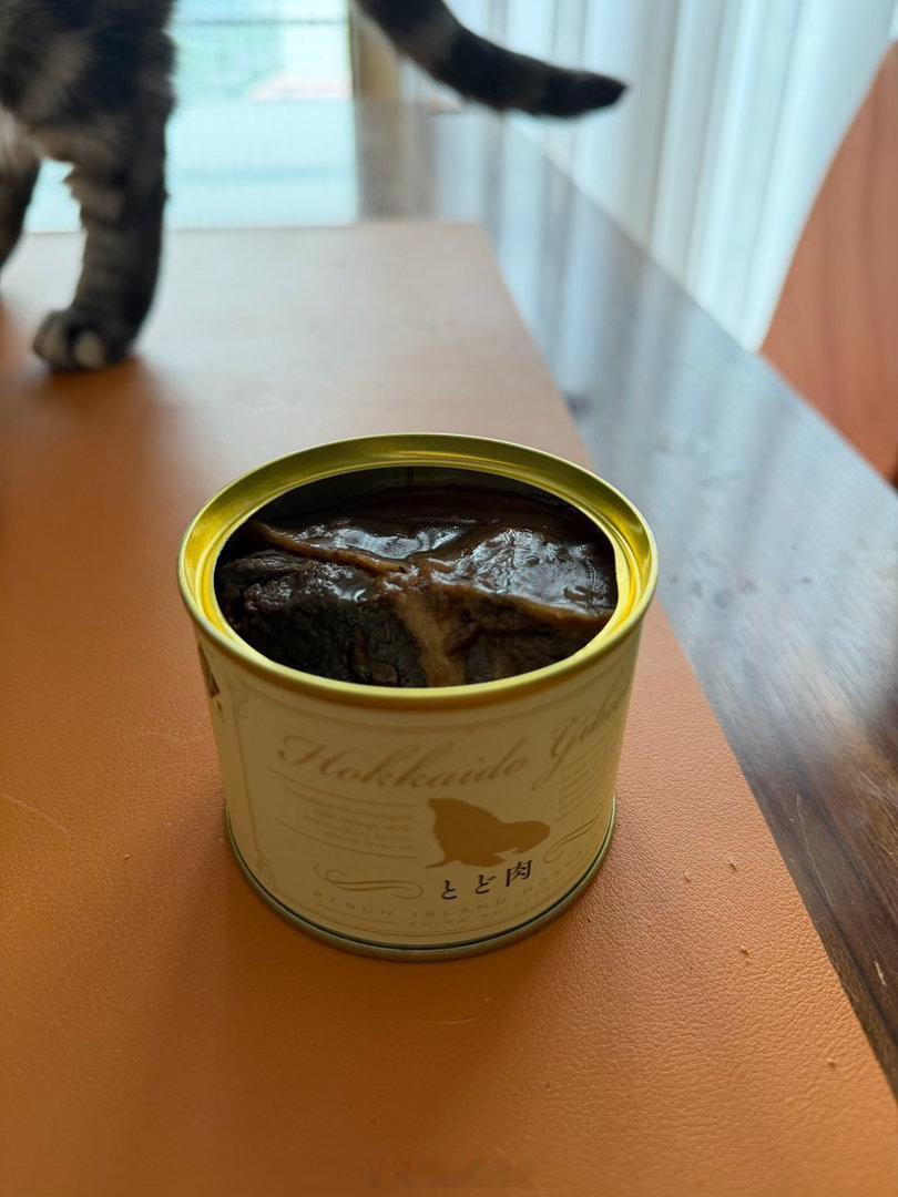 北京碎片 把买了半年忘记吃的海豹肉罐头开了就馒头，礼文岛特产。甜滋滋油乎乎，口感