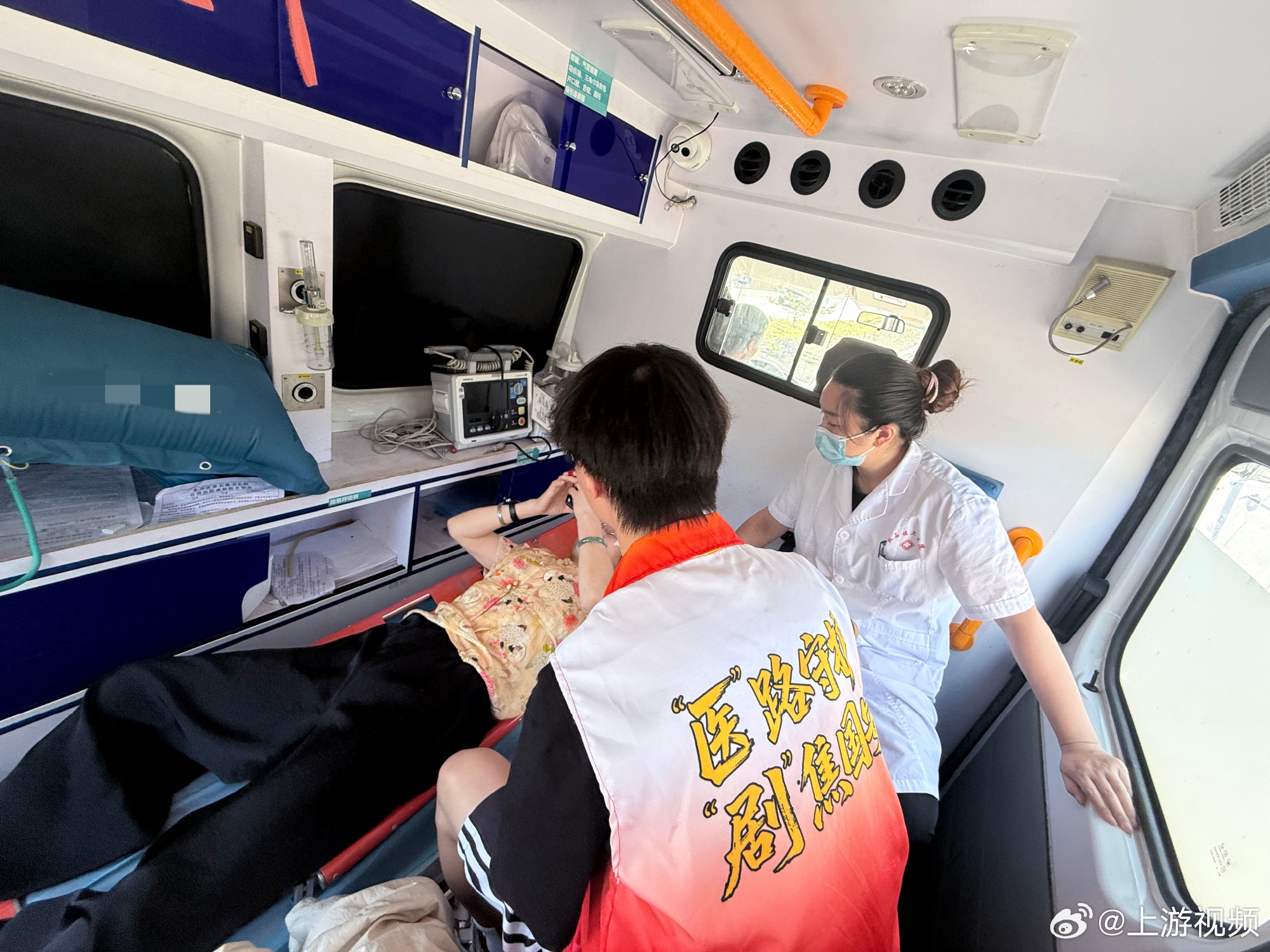 #3名重庆医大学生救助跌倒老人#【六旬老人不慎跌倒 三名医大学生危急时刻伸手救助