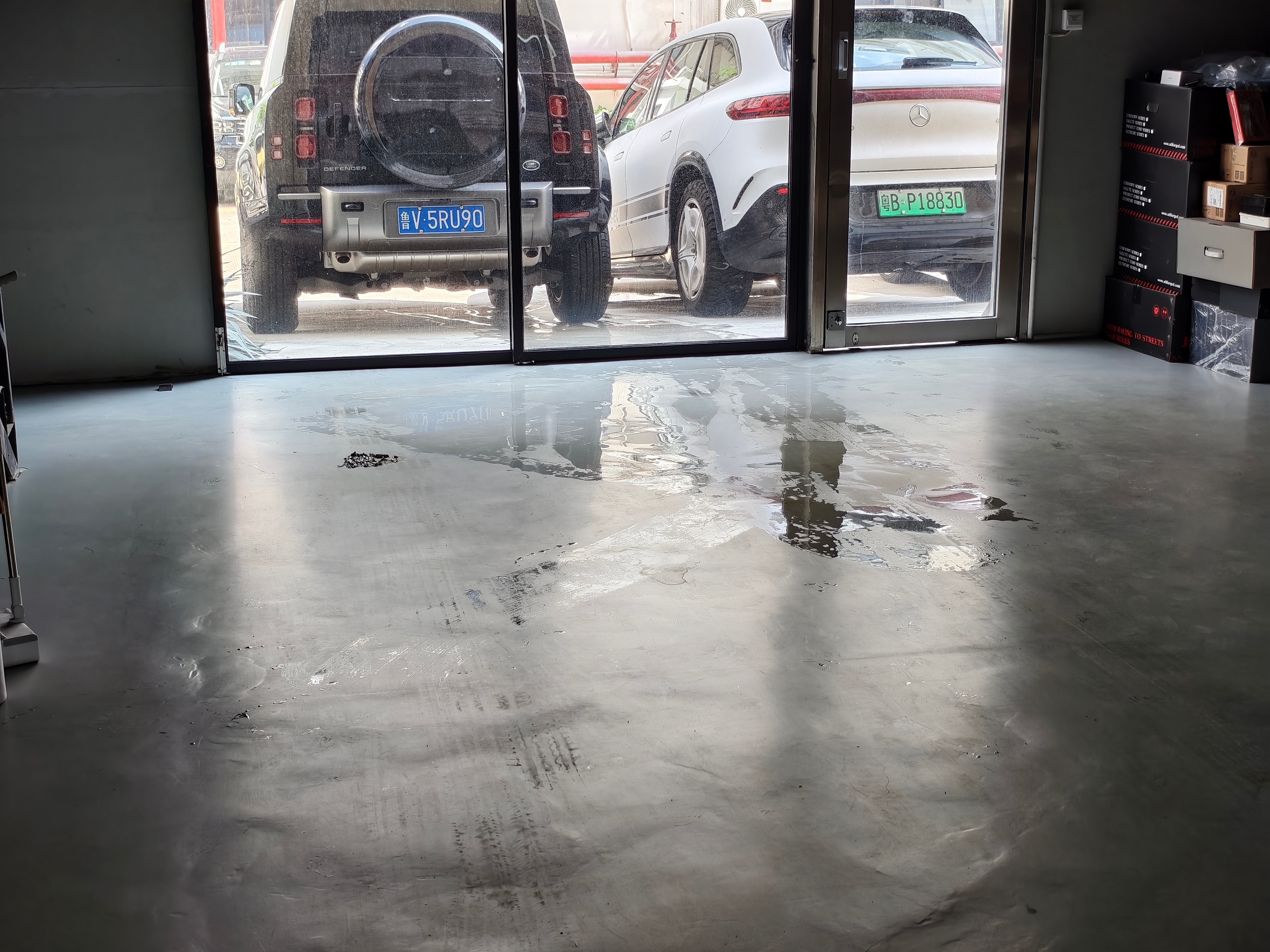 服了，太久没来车库了，结果一进门，门口漏水了！雨水从门缝里流进来，在入口这形成了