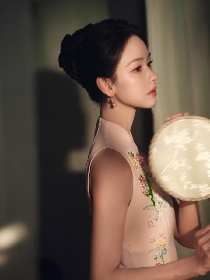 陈都灵典雅东方美人陈都灵粉旗袍团扇造型 陈都灵粉旗袍团扇造型，陈都灵典雅东方美人