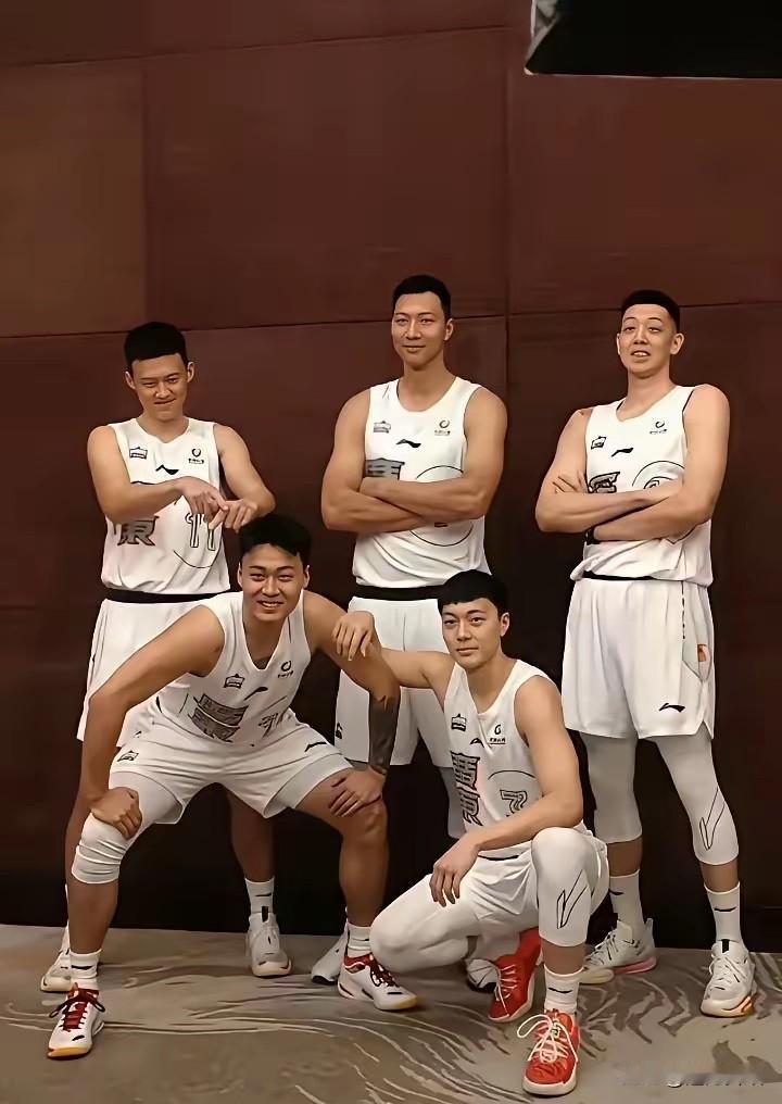 我想问下大家，如果下面两队人马都在各自的巅峰期，哪队会更厉害呢？哪队会被打得没脾