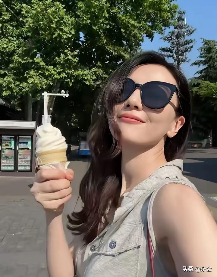 在中山陵的绿意里，捕捉到高圆圆的神级松弛感，灰调无袖上衣配清新绿半裙，明明是清冷