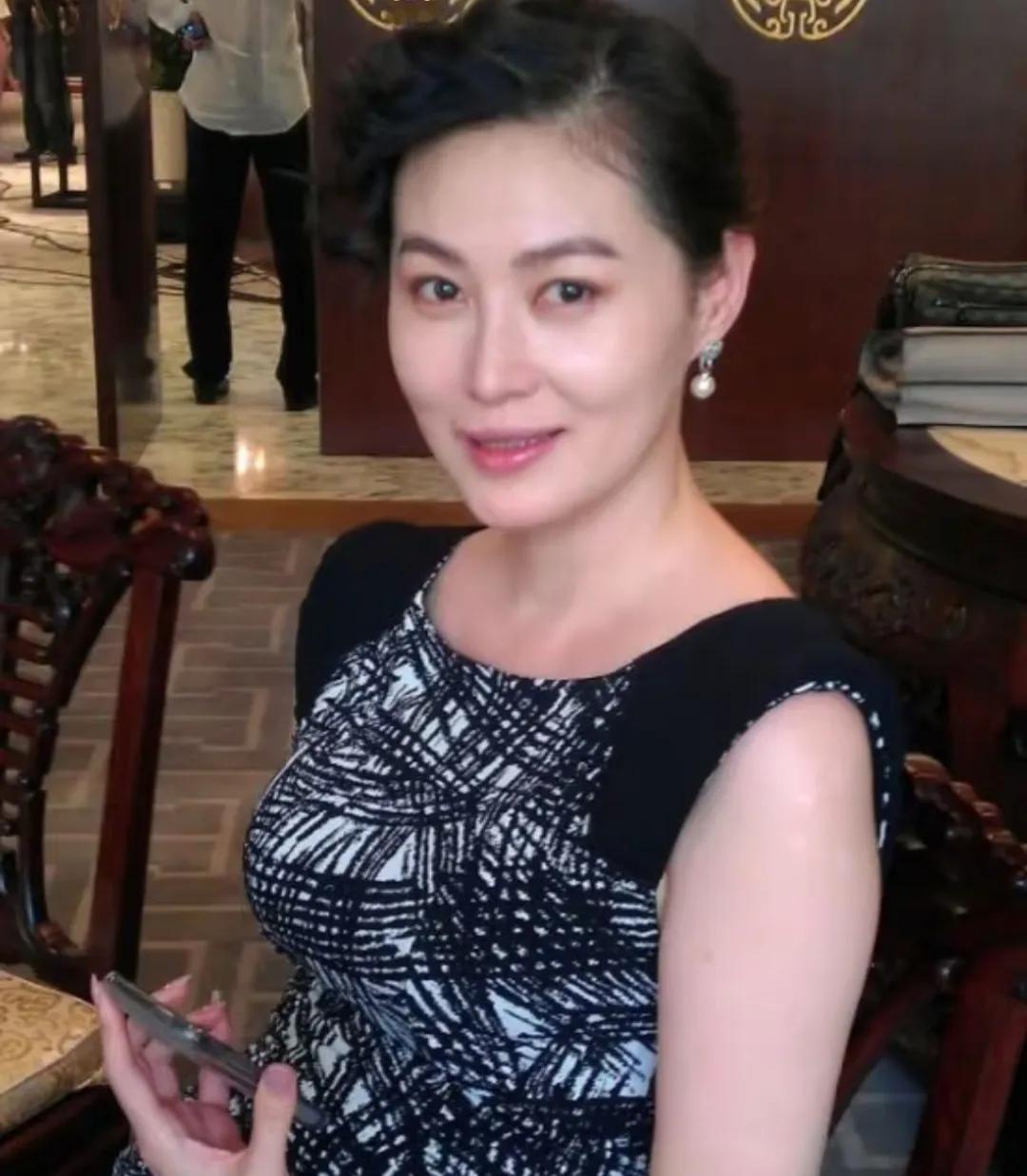 骨子里有一种高级美的气质，所以半老徐娘依然风韵。真的好漂亮，50多岁了脸一点都不