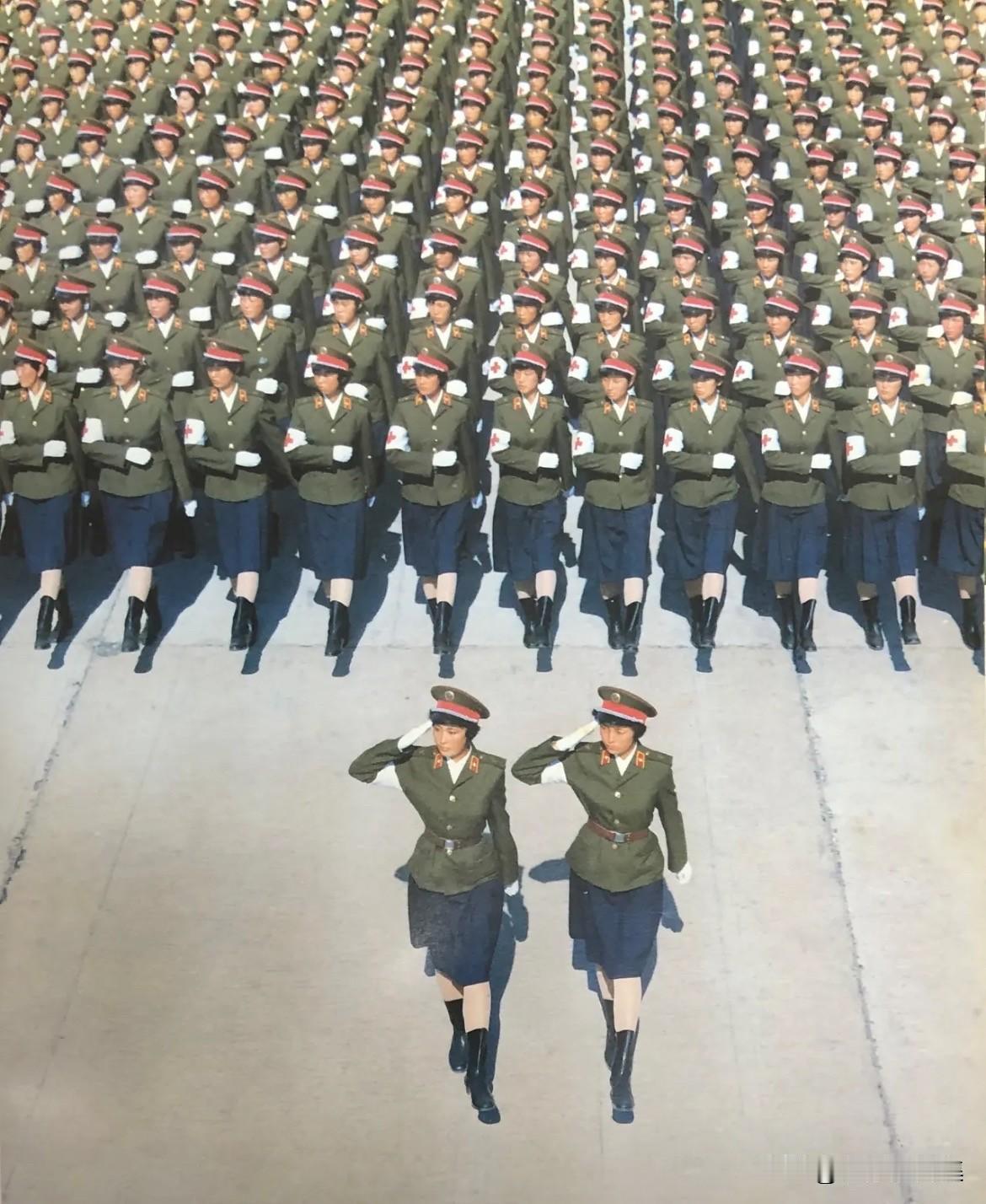 1984年10月1日国庆阅兵中，女卫生兵方队首次亮相。这是中国阅兵史上第一个女兵