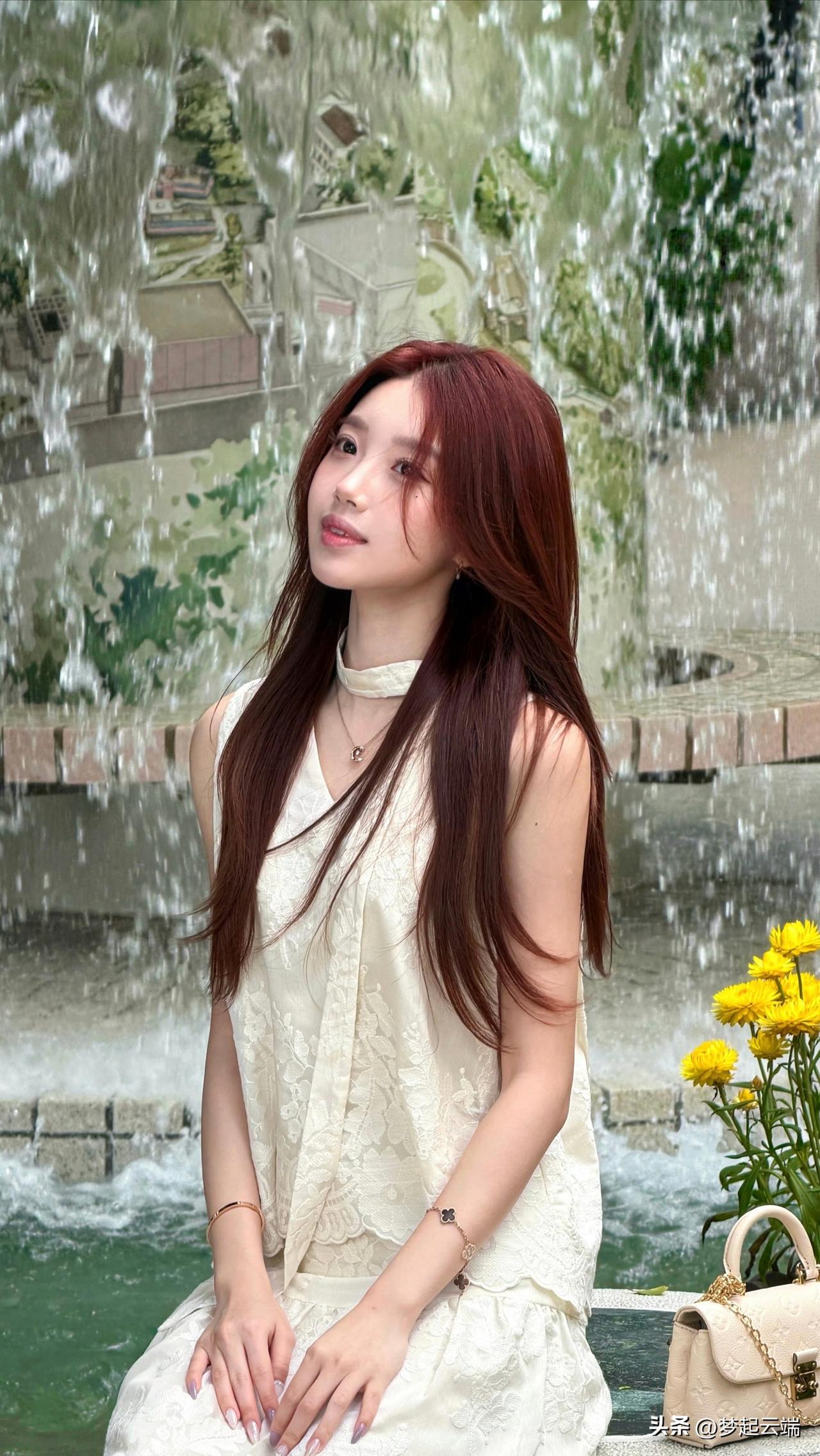 春日港城，水边少女，优雅白裙，自然妆容，享受宁静时光。