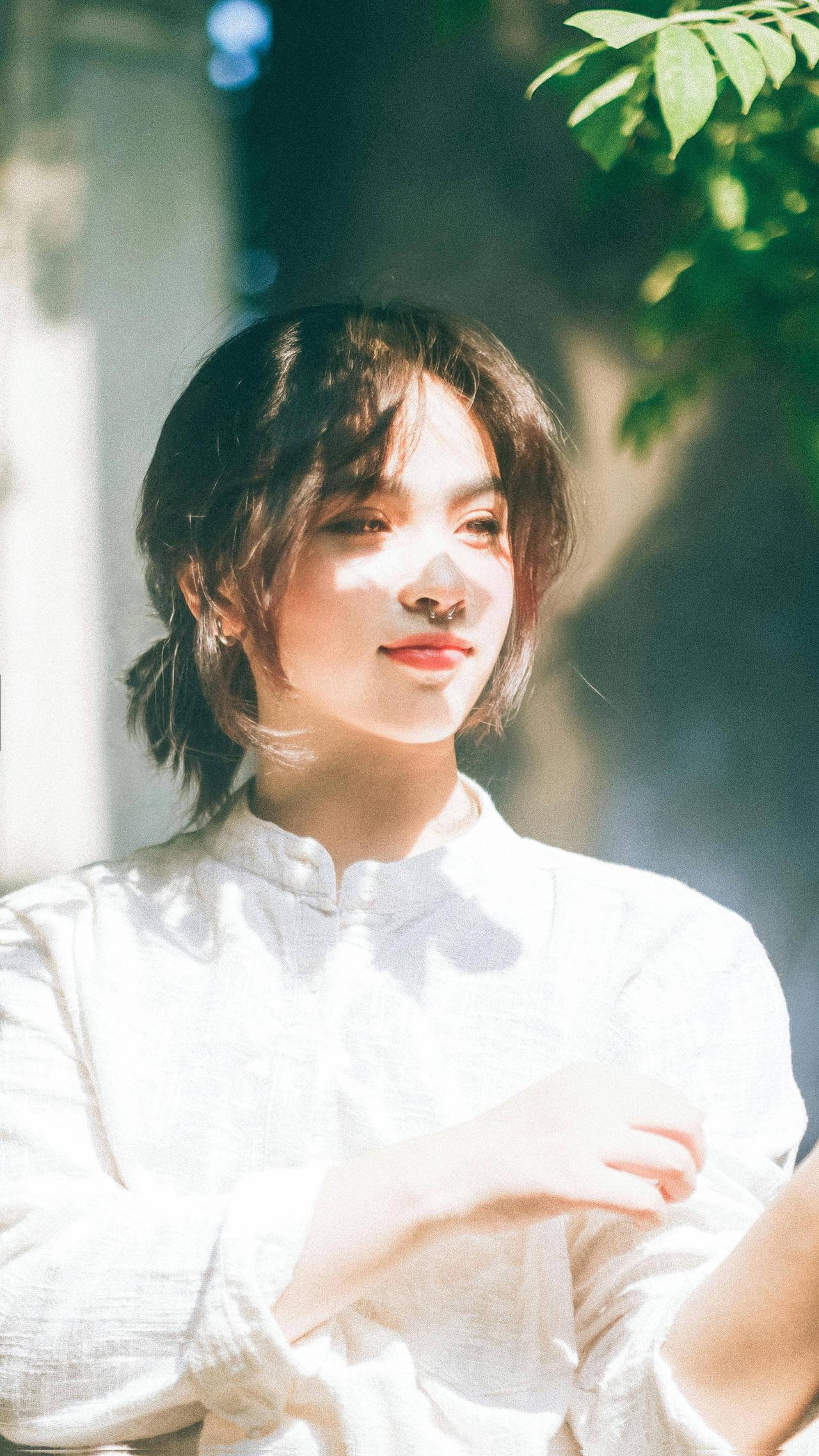 突然听到年仅28岁的韩国女歌手金允雪离世，这突如其来的诀别，令我心头一紧。
尽管