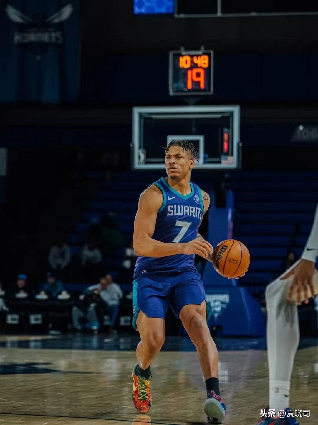 山东男篮教练组看了十几份外援资料，最后敲定的约翰逊，俱乐部确定后，马上就进行了官