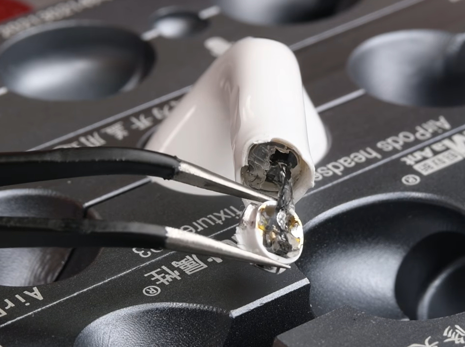 iFixit 把 AirPods 5 拆了，好消息是，这次耳机本体比前几代好拆一