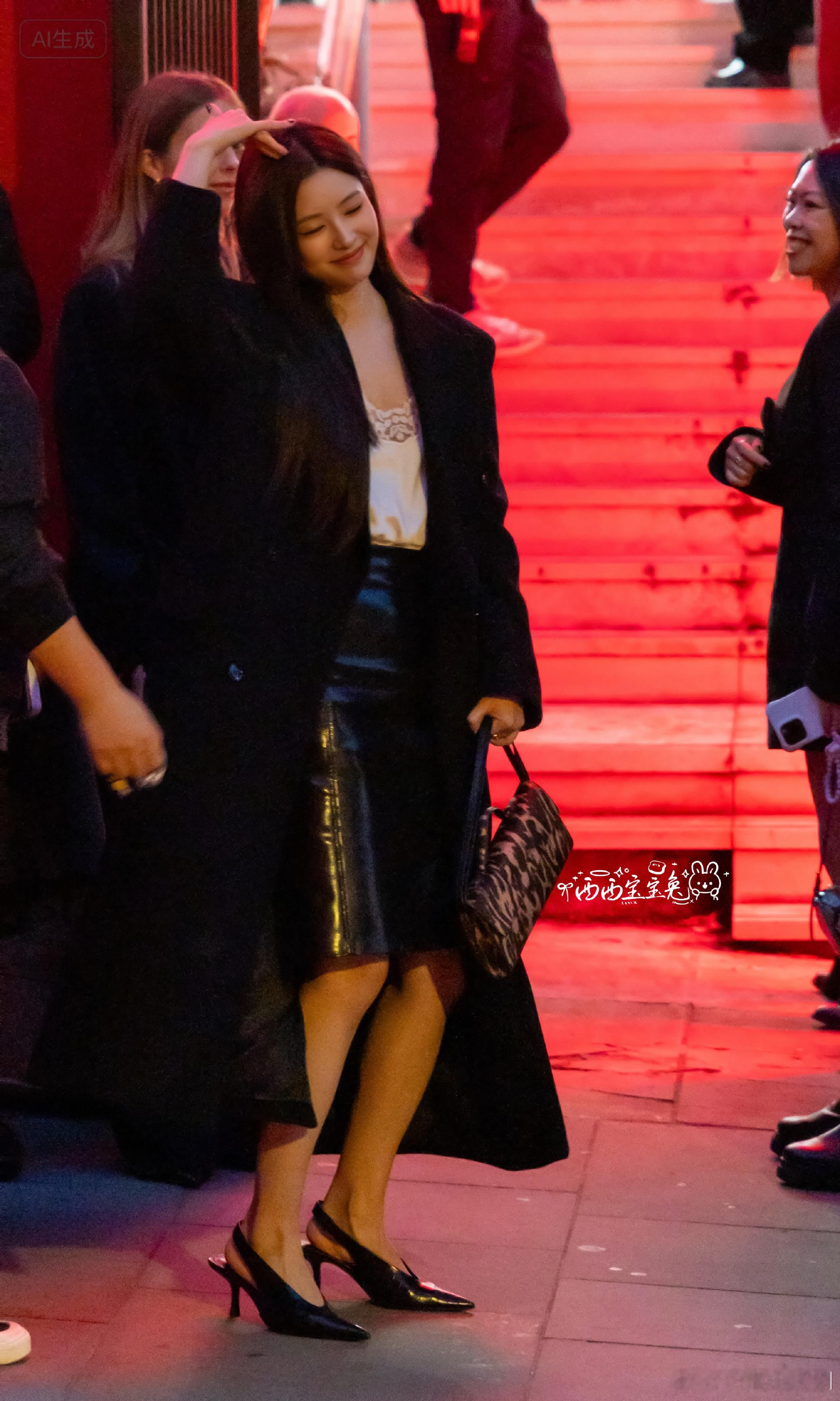徐若晗[超话]徐若晗 女神降临徐若晗一整个女神降临，黑色风衣一整个姐感爆棚，好漂