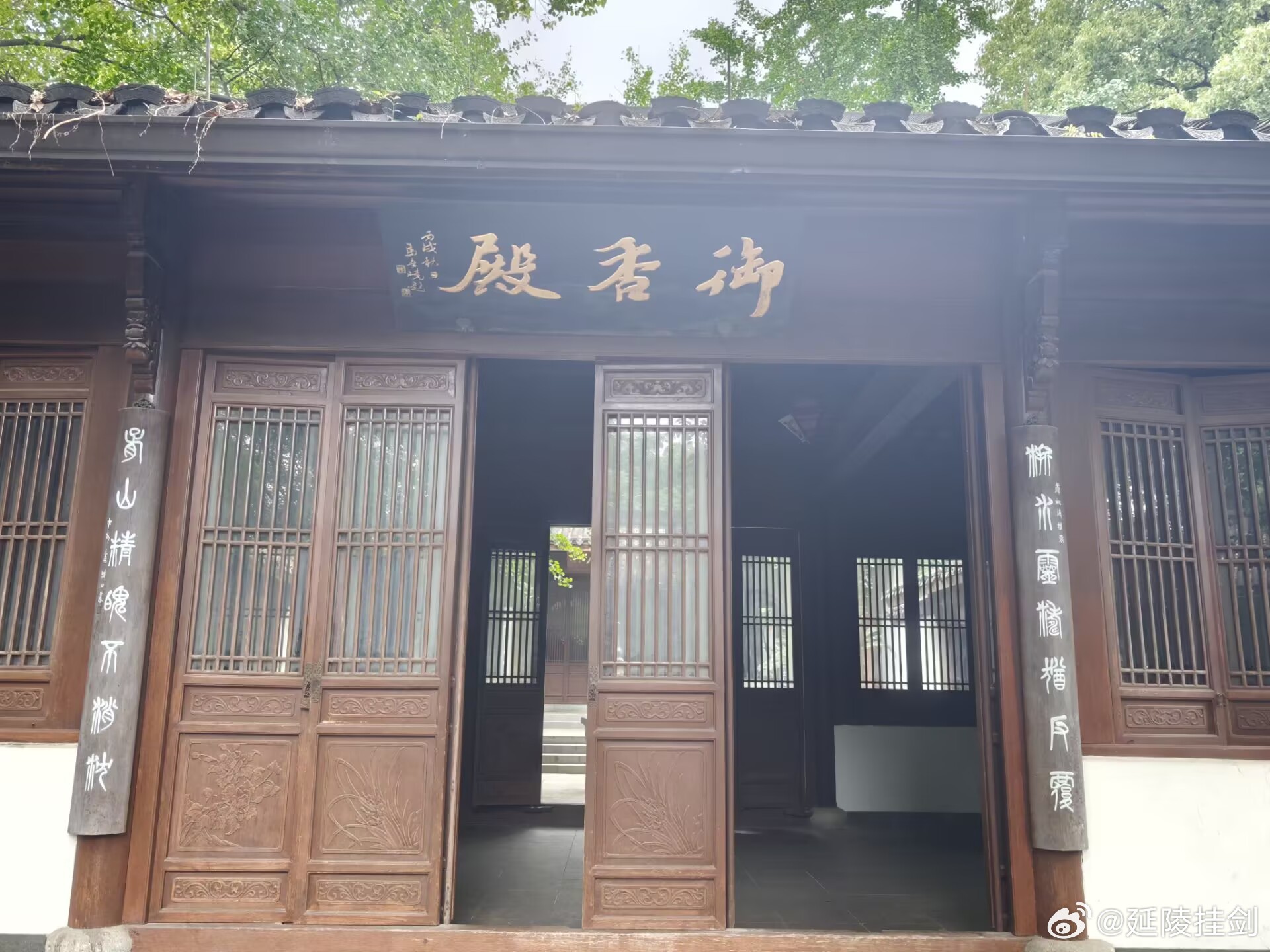一只猫熟门熟路地走进伍子胥的庙后面是御香殿，联曰：浙水灵涛犹反复胥山精魄不消沉第