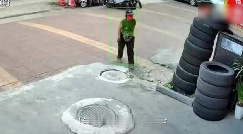 7月18日，福建福州一家汽修店店主发现门前有4个换下来的旧轮胎被盗了。监控显示，