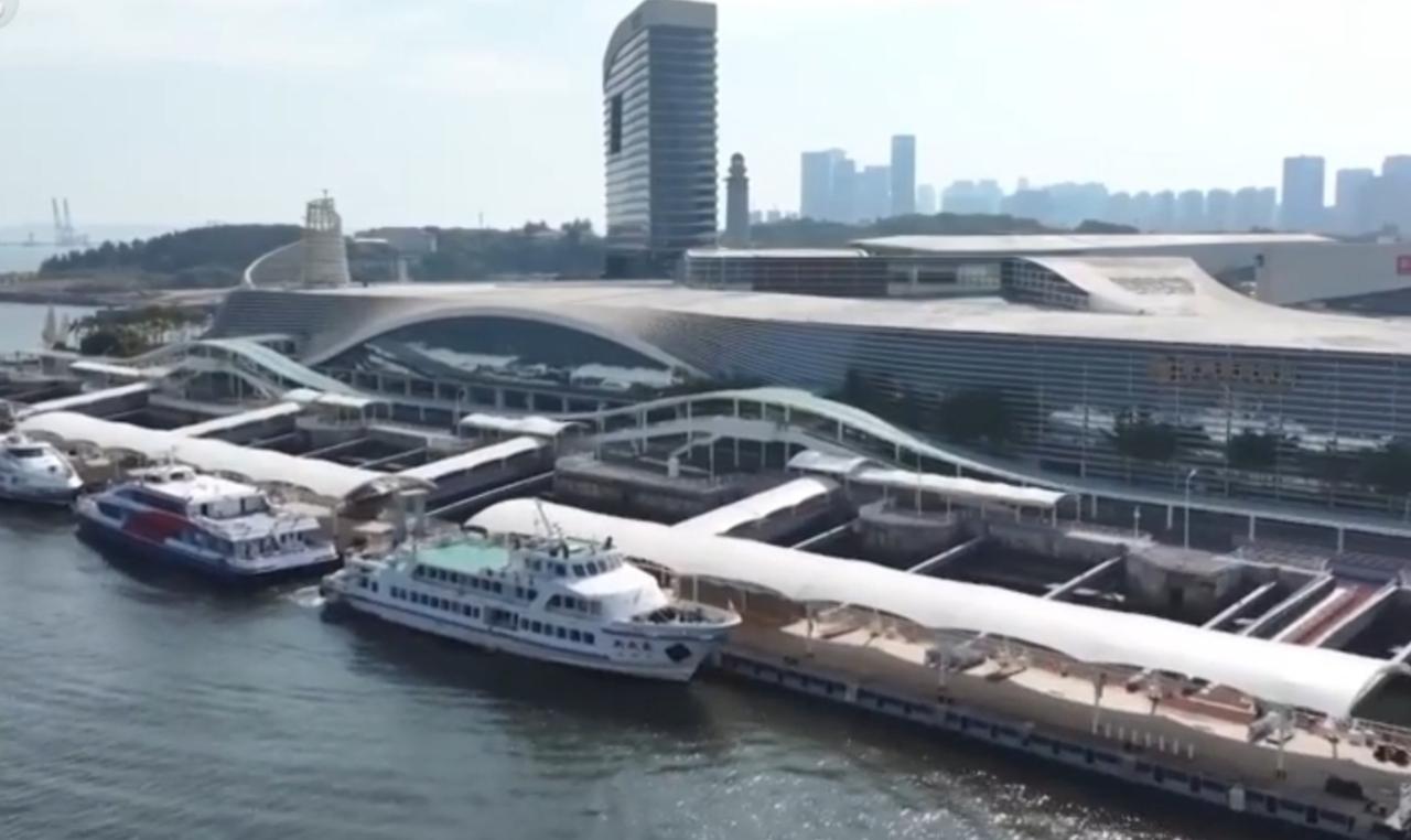 厦门邮轮港人头攒动，百万旅客见证航运繁华；满洲里中欧班列疾驰不息，集装箱串联起全