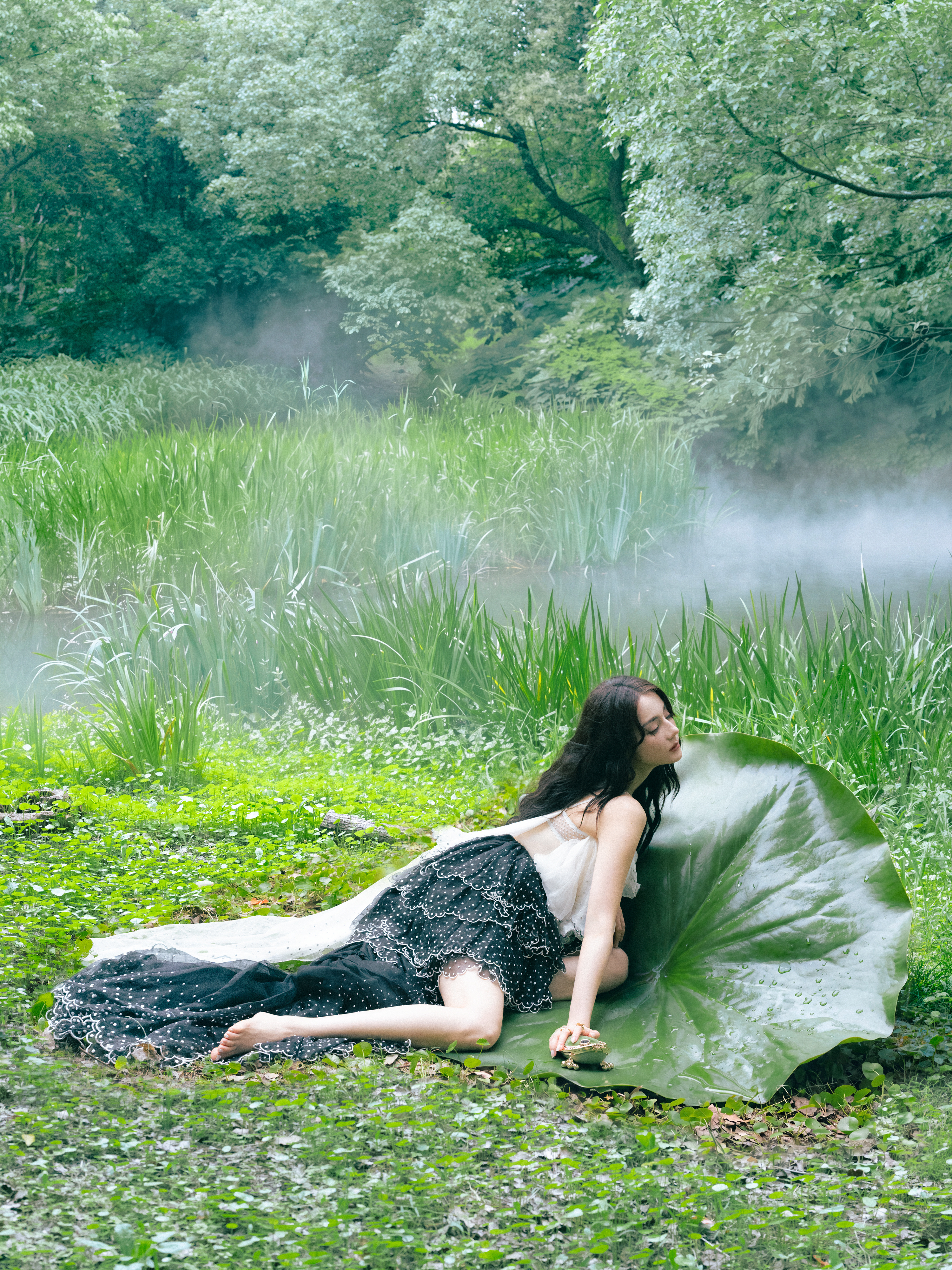 迪丽热巴 💭 迪丽热巴VOGUE单人双封 走入绿意环绕的秘境，捕捉色彩与情绪的