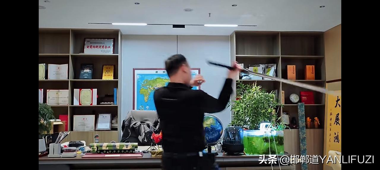 10天前看到听风的蚕的一个新号，好多网友留言说关注了，但粉丝还是15万没变。
莫