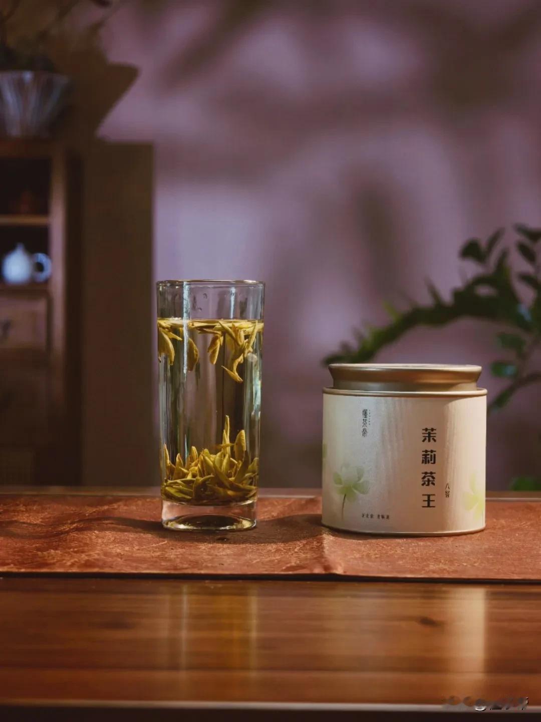 春日的午后，阳光懒，风也懒，连思绪都像泡在水里，慢吞吞地转。
	
直到沸水注入，