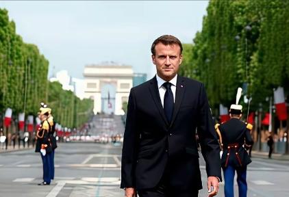 马克龙坚持要向乌克兰派兵。

就在乌克兰要与俄罗斯签署和平协议时，马克龙又出来表