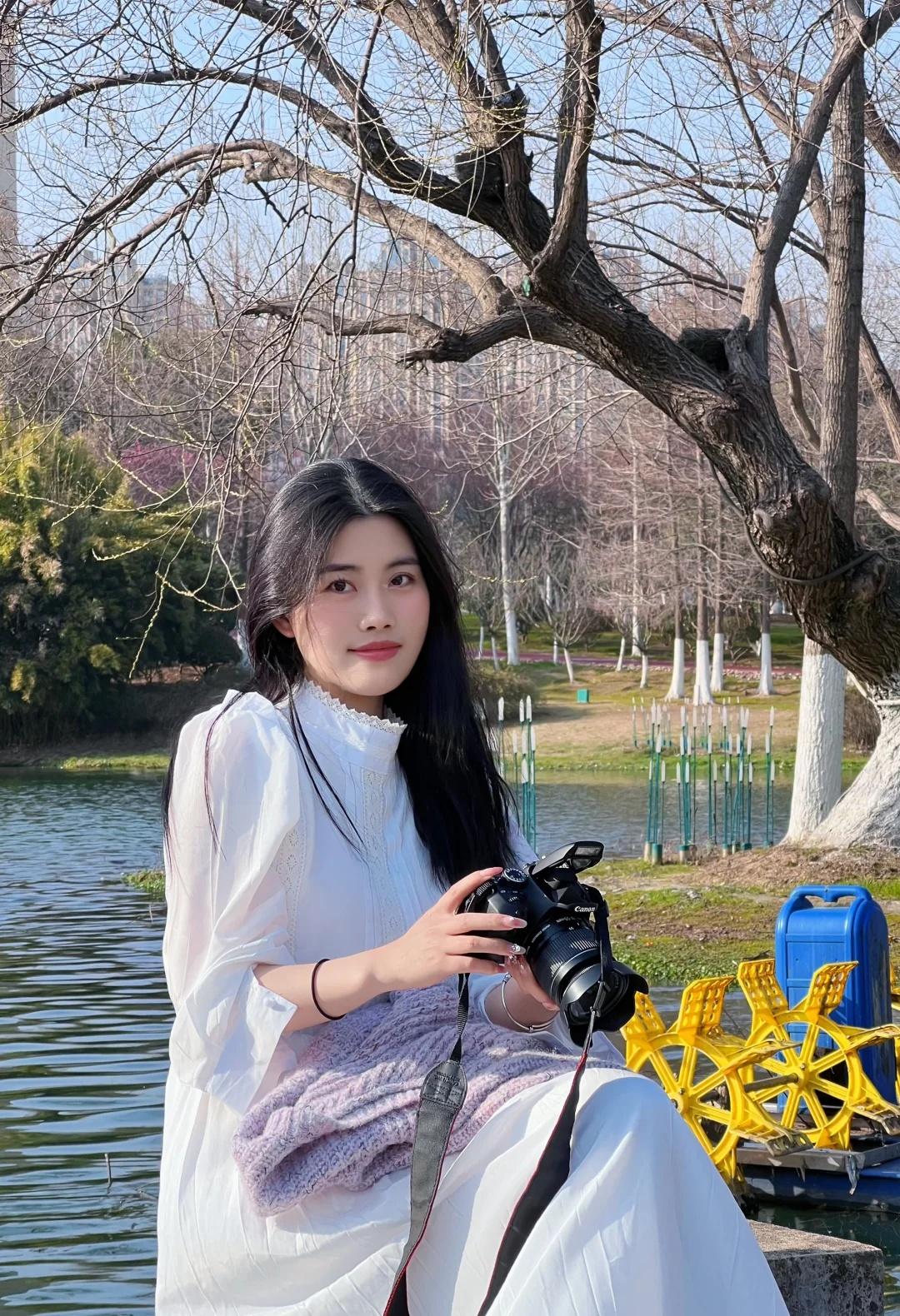 安静的午后
于是我开始爱阳光 爱树木
爱一切能让我感到平静的事物偷得浮生半时闲 