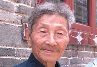 1979年 ，一位老人为了证明自己是老红军，不顾危险在北京拦下一辆军官的车，眼看