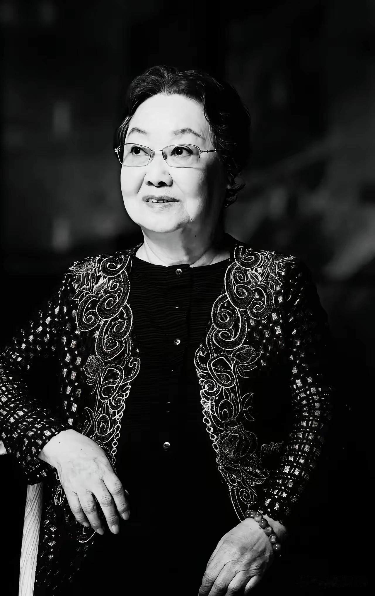 差距太大了，
一目了然。
郭兰英老师这一走，把当下某些所谓歌手的遮羞布，一把就给