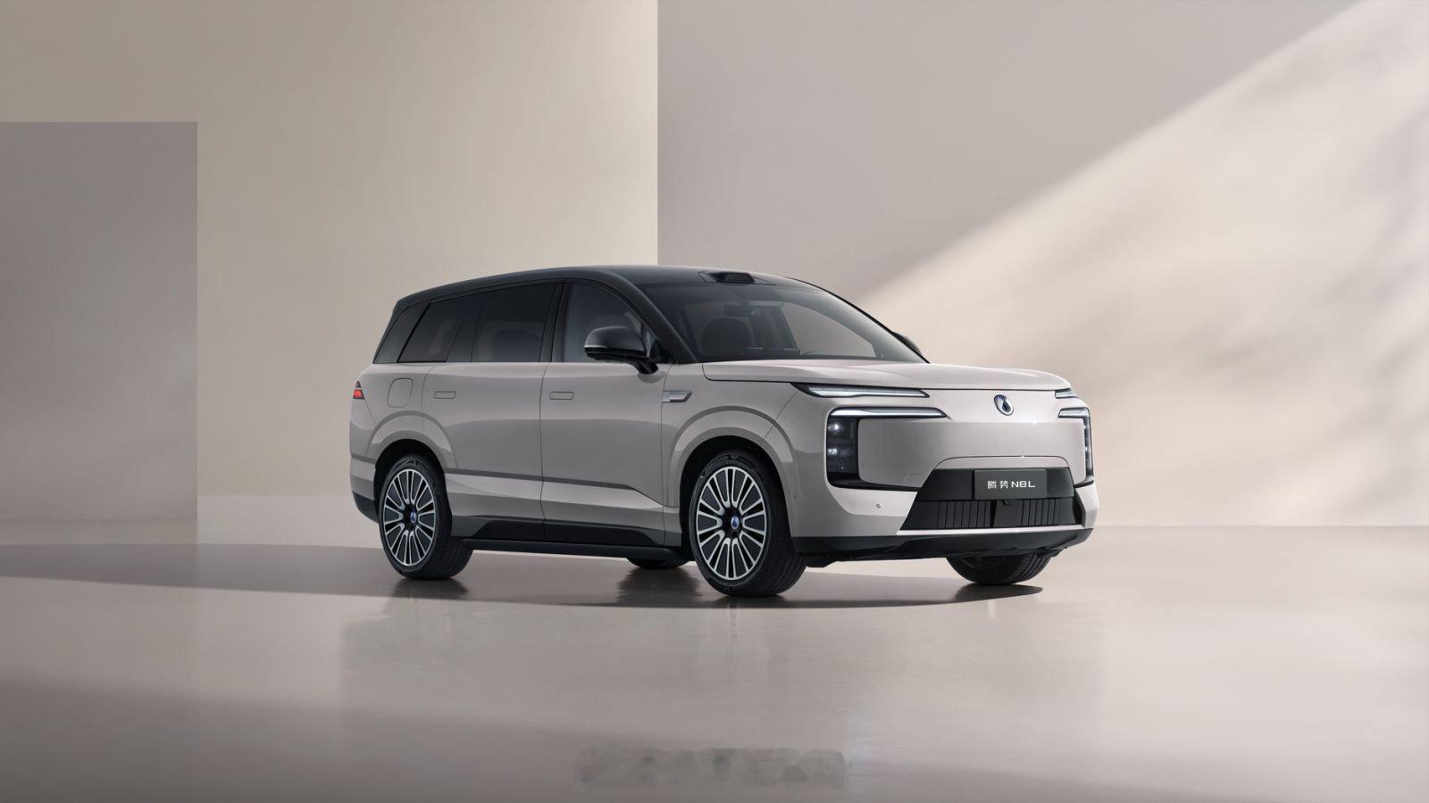 腾势N8L闪充版开启预售35万起，可享18个月免费闪充专属权益。作为家庭豪华SU