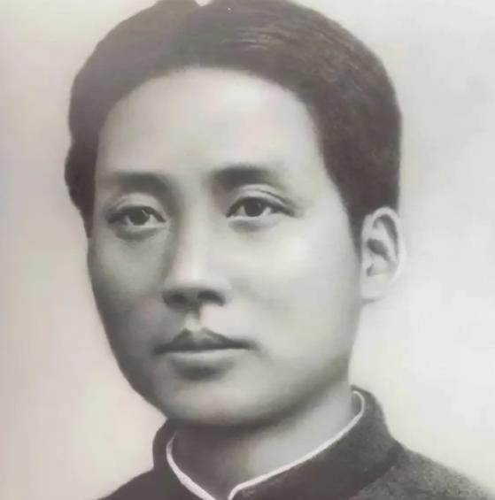 1950年毛主席正在拆阅群众来信，其中一封信来自无锡，署名为“吴启瑞”，毛泽东确
