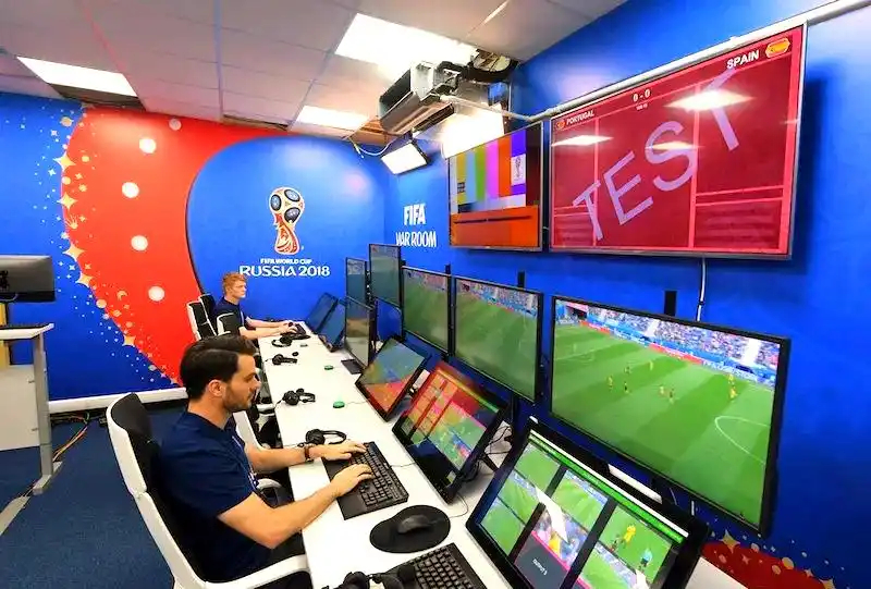 在VAR技术趋向成熟的今天，裁判团队其实依然有足够的权限通过VAR操控判罚，进而