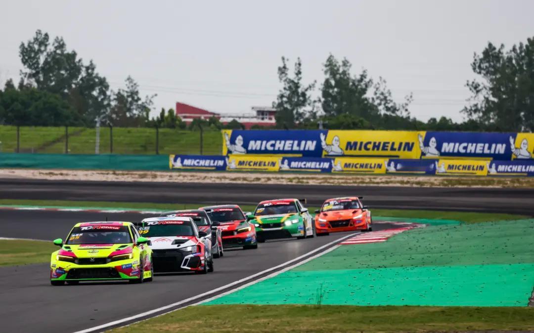 上海揭幕战来了，上赛道还是那个上赛道，弯多、直道长、看台高。2004年第一次办C