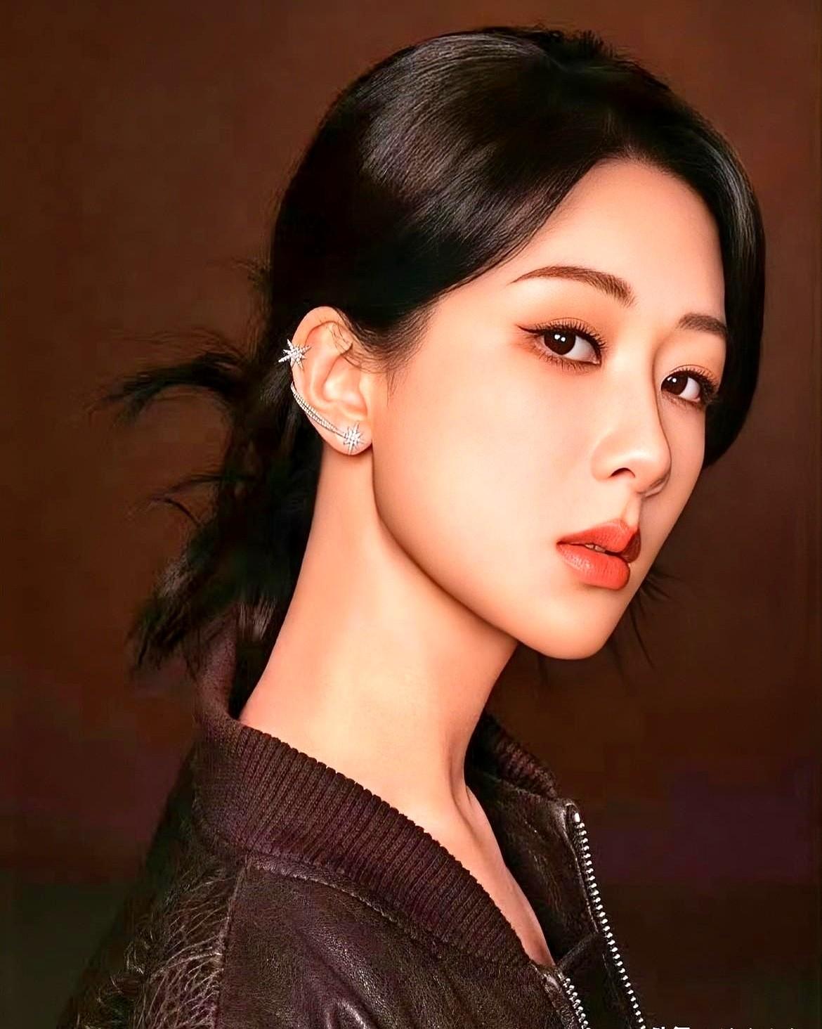 杨紫转型制作人的信号，藏都藏不住了！

2016年成立工作室后，她早就在悄悄布局