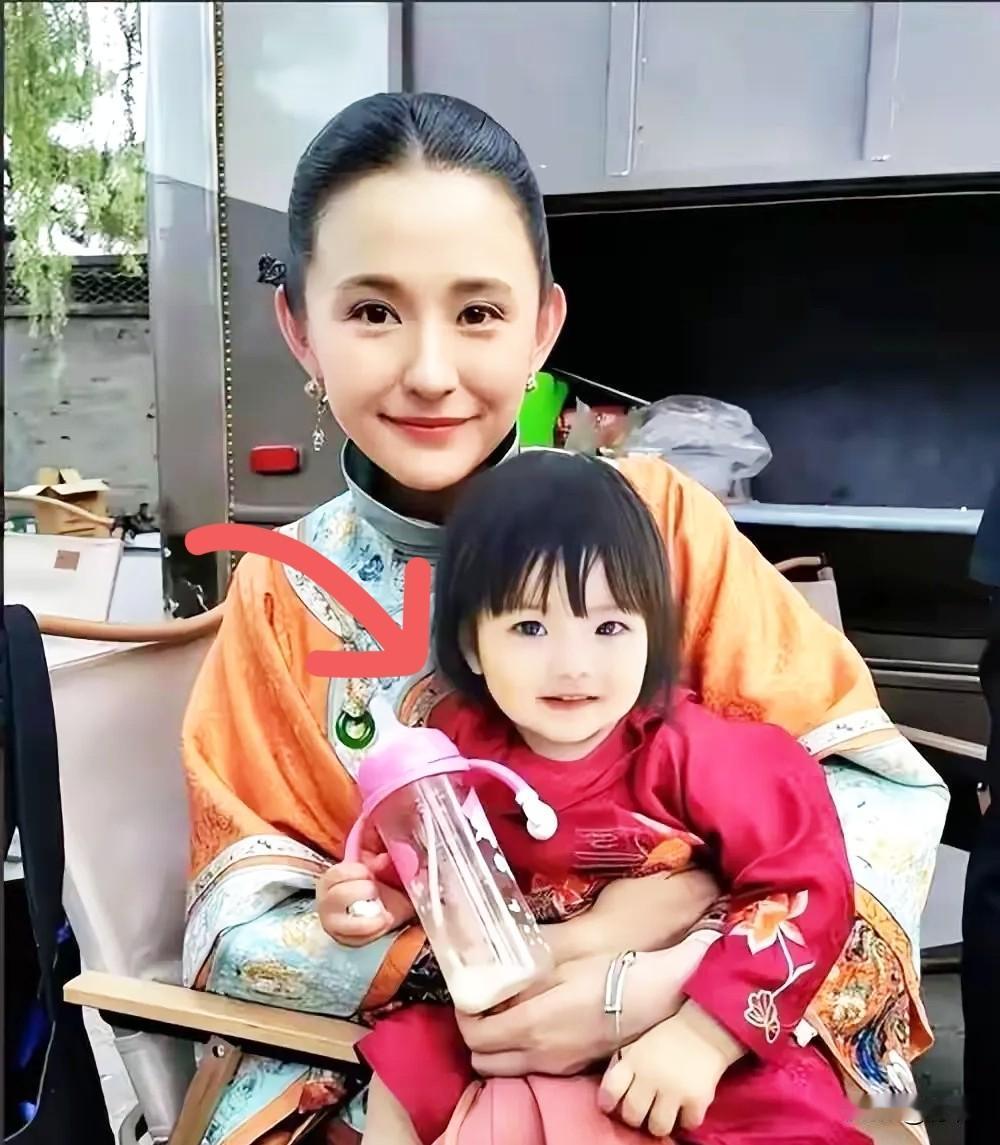 热依扎说，事业刚往上走的时候，生活却掉进了最黑的坑里。2018年前后，就因为穿衣