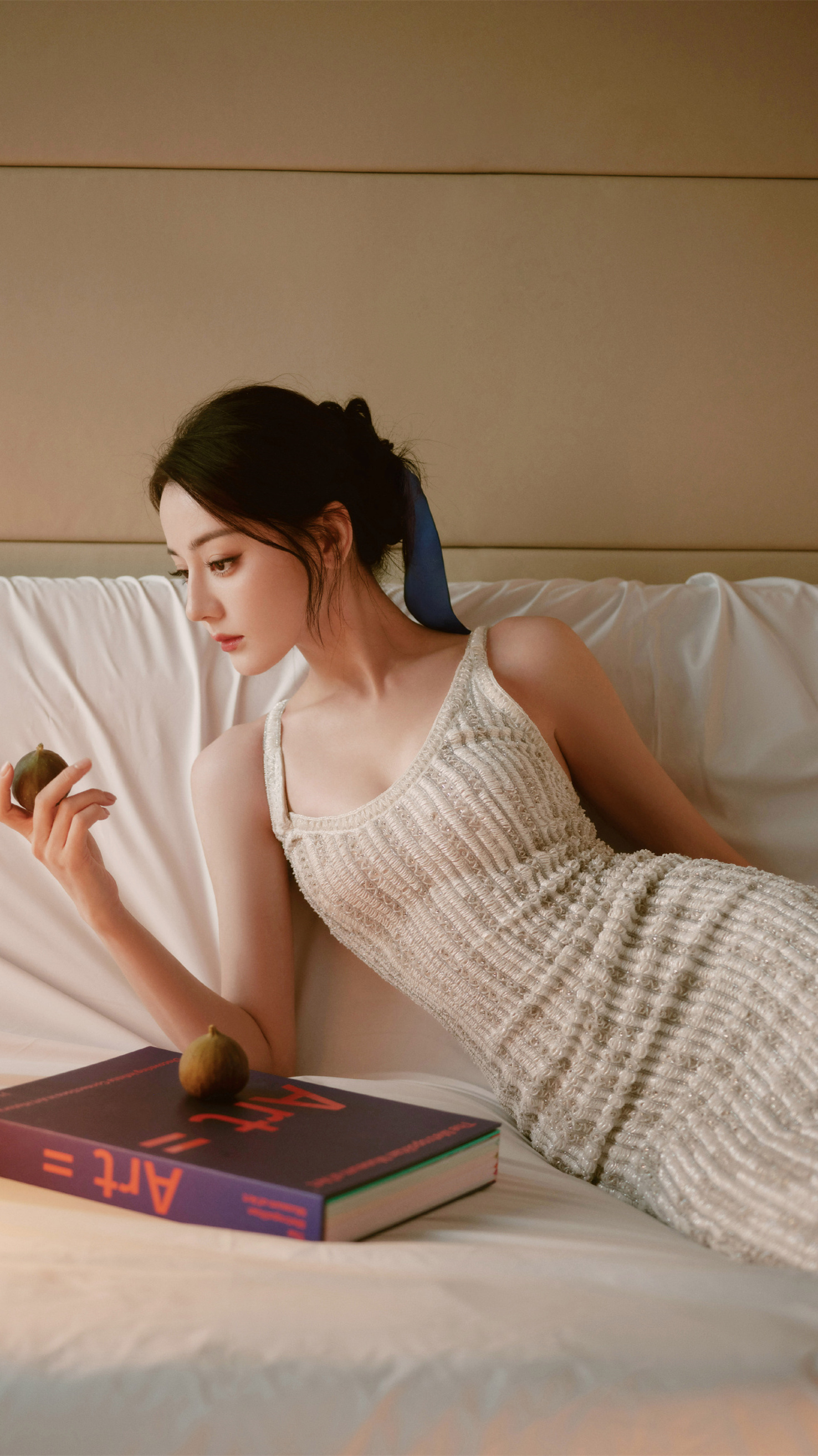 迪丽热巴太柔美了，是水蛇腰没错吧。迪丽热巴