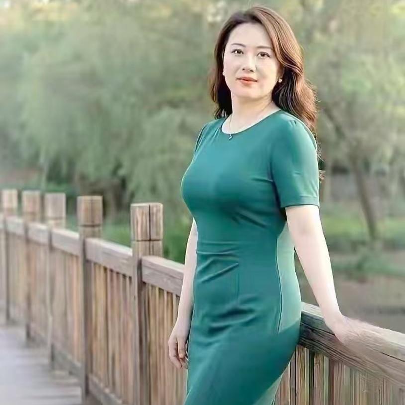 中年的高级感真不靠瘦！这位姐姐温柔气质太抓人
 
木栈道偶遇一位姐姐，一身简约墨